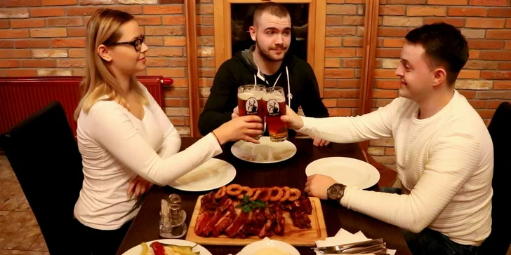 1 kg Pečené bavorské koleno s prílohou alebo 4 veľké pivá s domácimi chipsami