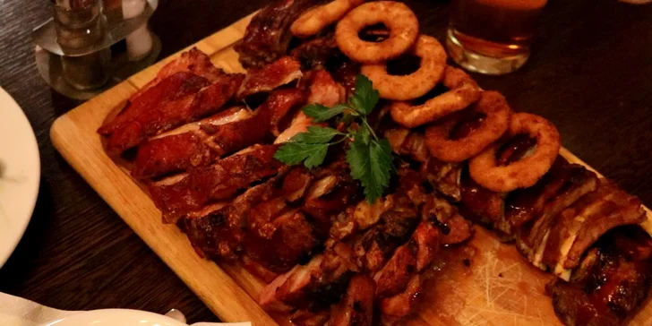 1 kg Pečené bavorské koleno s prílohou alebo 4 veľké pivá s domácimi chipsami