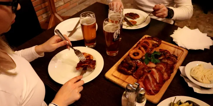 1 kg Pečené bavorské koleno s prílohou alebo 4 veľké pivá s domácimi chipsami