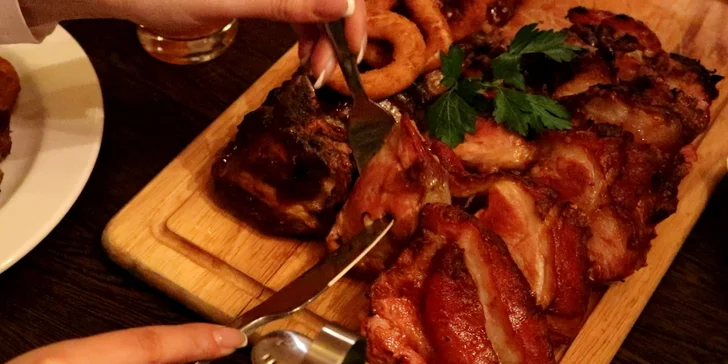 1 kg Pečené bavorské koleno s prílohou alebo 4 veľké pivá s domácimi chipsami