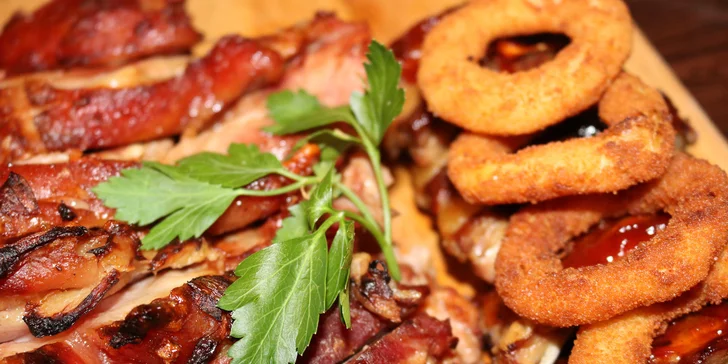 1 kg Pečené bavorské koleno s prílohou alebo 4 veľké pivá s domácimi chipsami