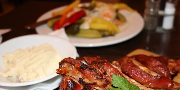 1 kg Pečené bavorské koleno s prílohou alebo 4 veľké pivá s domácimi chipsami