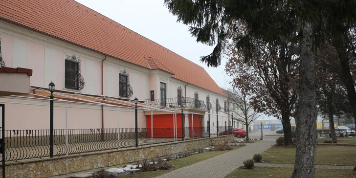 1 kg Pečené bavorské koleno s prílohou alebo 4 veľké pivá s domácimi chipsami