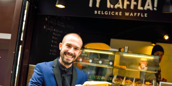 Belgické waffle s náplňou a šľahačkou na Kamennom námestí