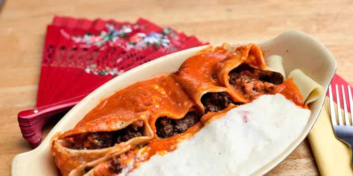 Pravá španielska Paella s plodmi mora alebo plnené cannelloni