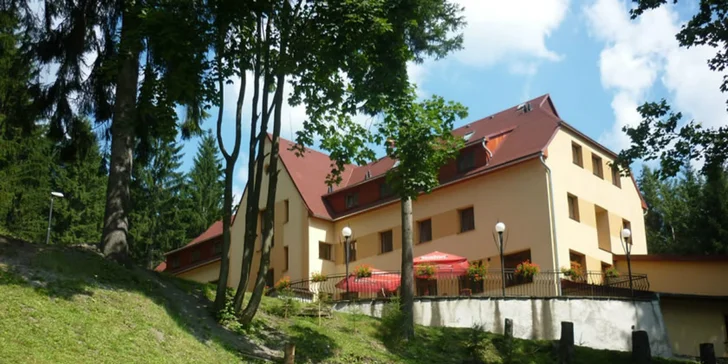 Jarné wellness rozmaznávanie s pivným či vinným kúpeľom v Beskydoch
