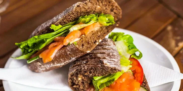Čerstvé freshe, koláčiky i chrumkavé panini
