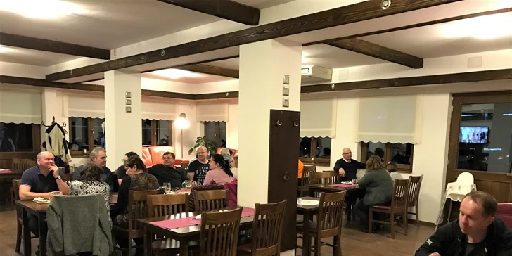 Pečené bravčové rebrá alebo grilované kuracie stehienka
