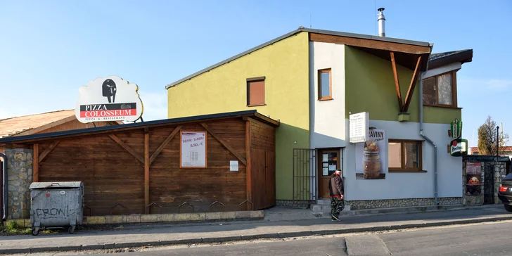 Chrumkavé kuracie krídla so zemiakovým kyslým šalátom