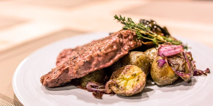 Steak jak švet! Pravý hovädzí rib eye steak s opekanými zemiakmi