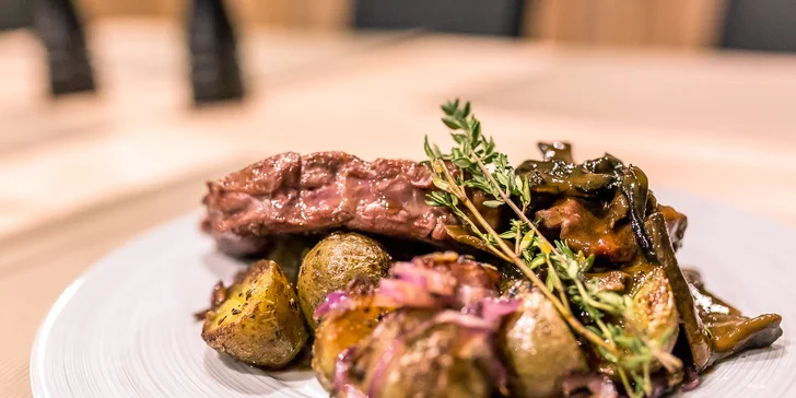 Steak jak švet! Pravý hovädzí rib eye steak s opekanými zemiakmi