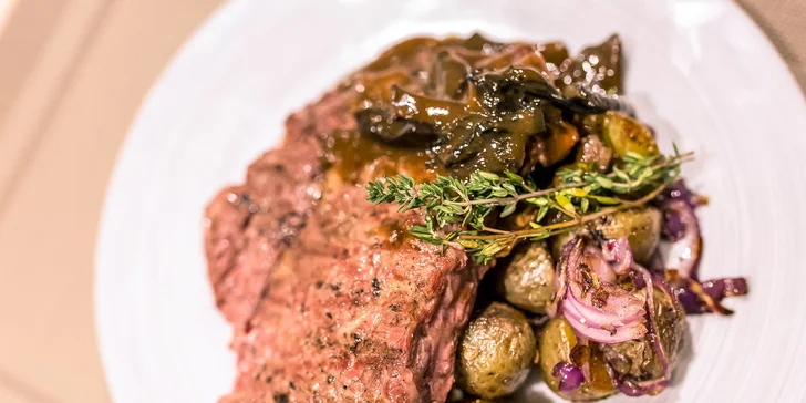 Steak jak švet! Pravý hovädzí rib eye steak s opekanými zemiakmi