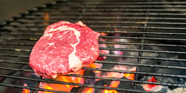 Steak jak švet! Pravý hovädzí rib eye steak s opekanými zemiakmi