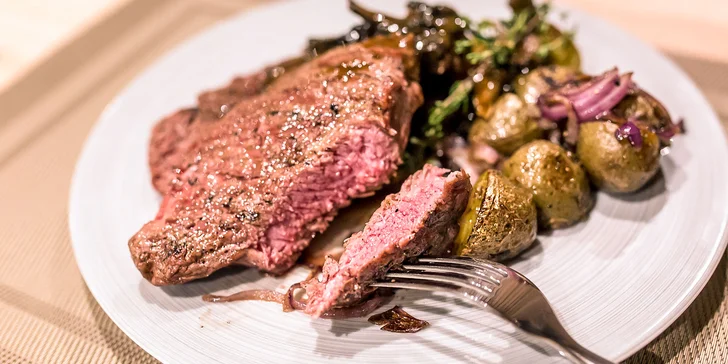 Steak jak švet! Pravý hovädzí rib eye steak s opekanými zemiakmi