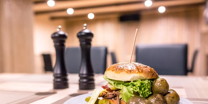 Burger s trhaným hovädzím či kuracím mäsom