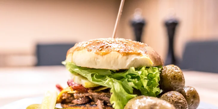 Burger s trhaným hovädzím či kuracím mäsom