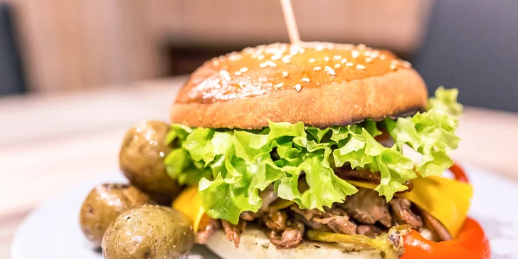Burger s trhaným hovädzím či kuracím mäsom