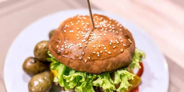 Burger s trhaným hovädzím či kuracím mäsom