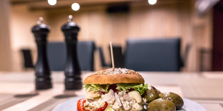 Burger s trhaným hovädzím či kuracím mäsom