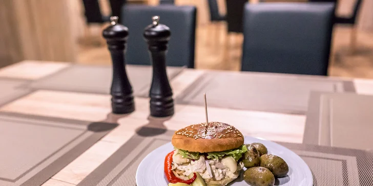 Burger s trhaným hovädzím či kuracím mäsom