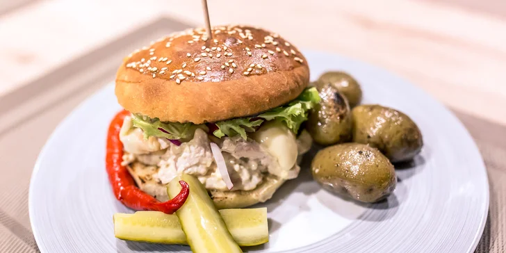 Burger s trhaným hovädzím či kuracím mäsom