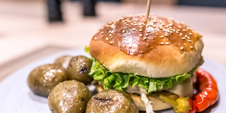 Burger s trhaným hovädzím či kuracím mäsom