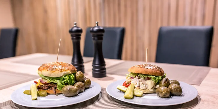 Burger s trhaným hovädzím či kuracím mäsom