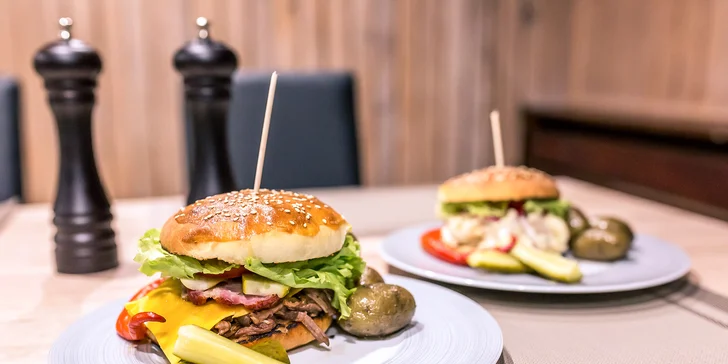 Burger s trhaným hovädzím či kuracím mäsom