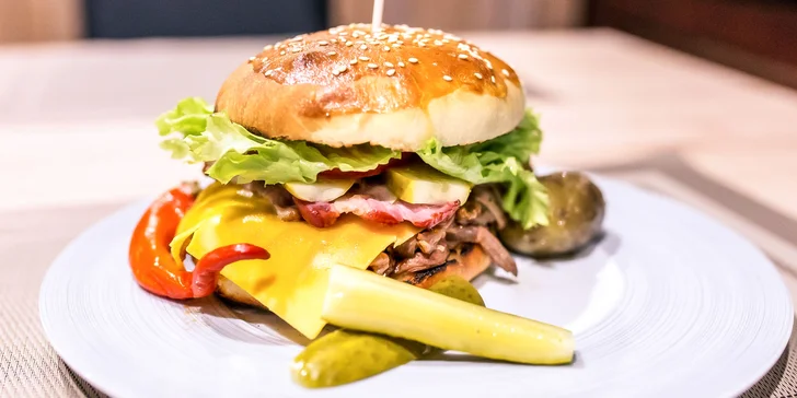Burger s trhaným hovädzím či kuracím mäsom