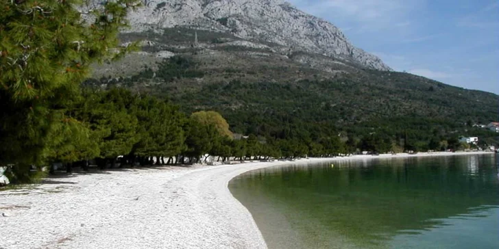 Letná pohoda v letovisku Makarska Riviéra s polpenziou