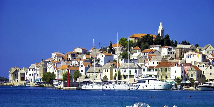 Letná pohoda v letovisku Makarska Riviéra s polpenziou