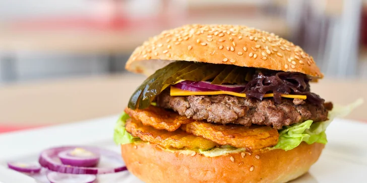 4 druhy chutných burgerov - aj na donášku!