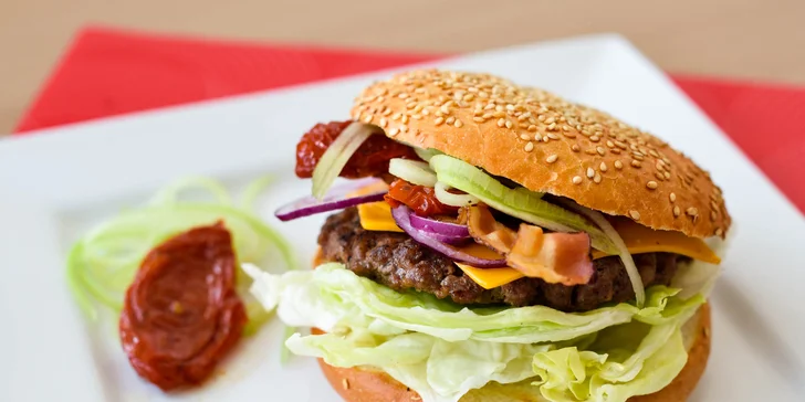 4 druhy chutných burgerov - aj na donášku!