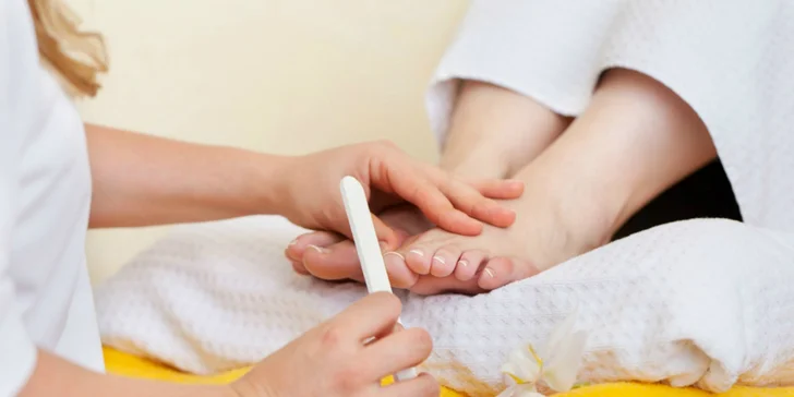 Kombinácia medicinálnej a mokrej pedikúry či wellness pedikúra