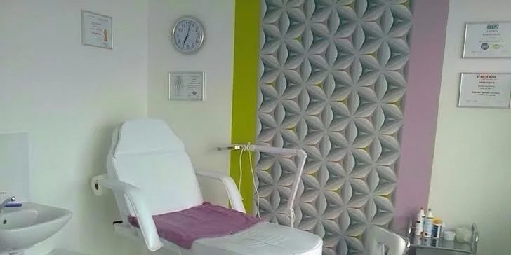 Ošetrujúca kombinovaná pedikúra s krátkou relaxačnou masážou