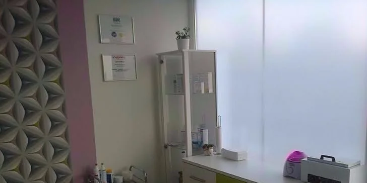 Ošetrujúca kombinovaná pedikúra s krátkou relaxačnou masážou