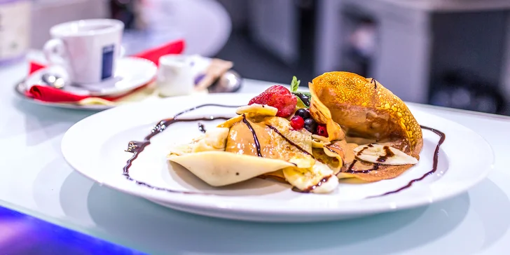 Cheesecake alebo proteínové palacinky s espressom