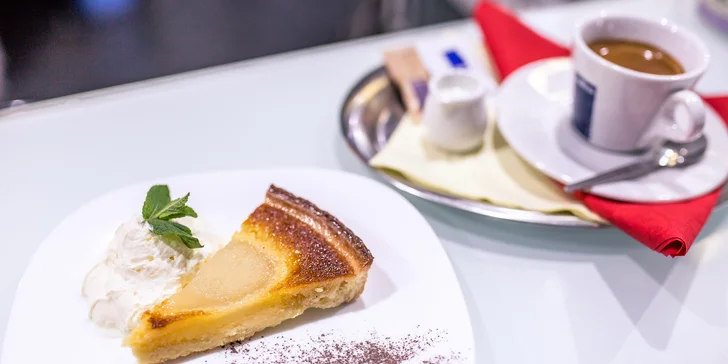 Cheesecake alebo proteínové palacinky s espressom