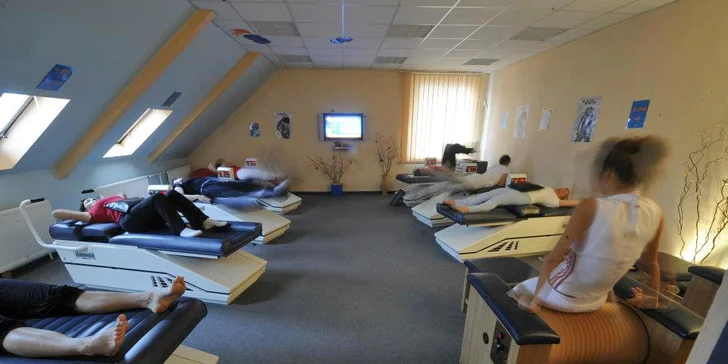 Cvičenie na rekondičných stoloch a orbitreku