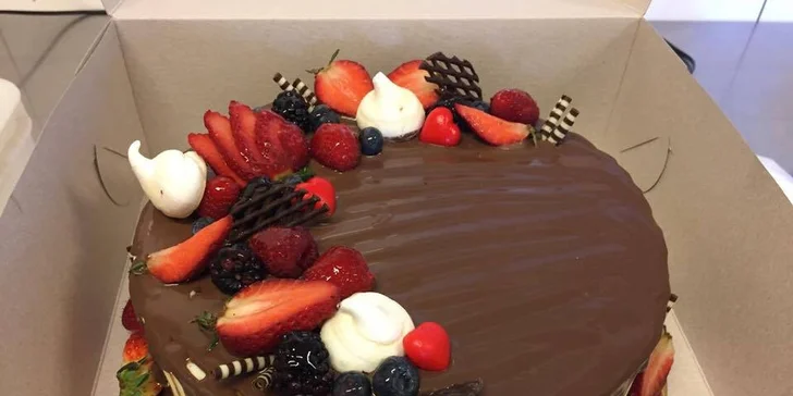 Čokoládovo-malinová či mascarpone jahodová torta