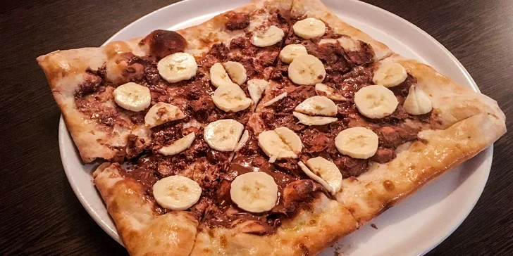Štvorcová sladká pizza s nutellou a ovocím či broskyňová margharita