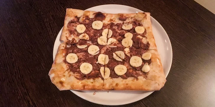Štvorcová sladká pizza s nutellou a ovocím či broskyňová margharita
