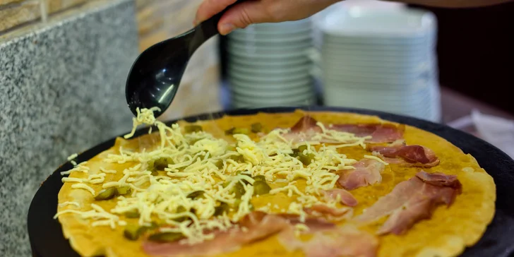 Sladké i slané palacinky s kávou či čajom