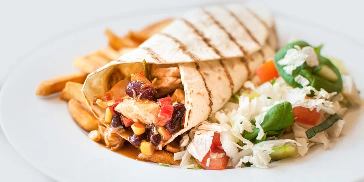 Buritto s hranolčekmi a šalátom