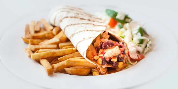 Buritto s hranolčekmi a šalátom