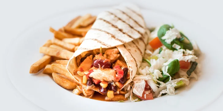 Buritto s hranolčekmi a šalátom