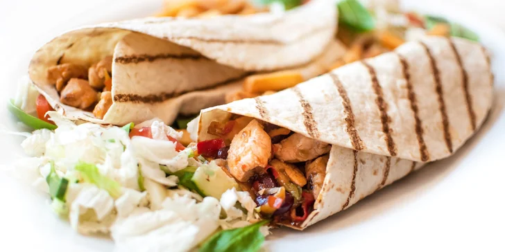 Buritto s hranolčekmi a šalátom