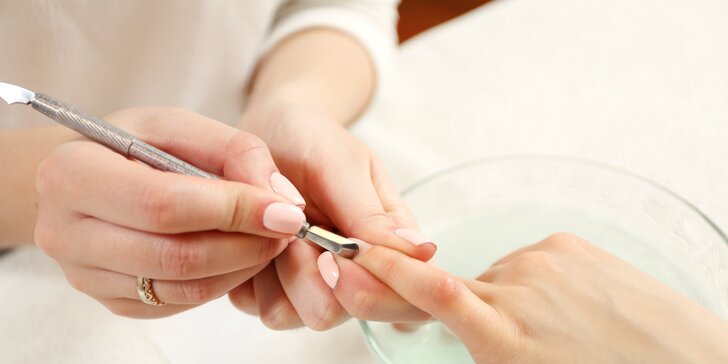 Klasická manikúra, pedikúra alebo gelové nechty