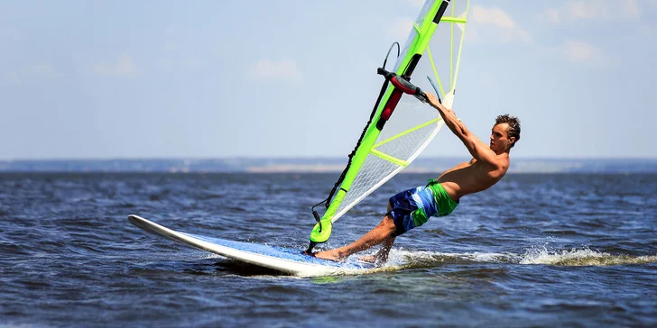 Kurz windsurfingu na Seneckých jazerách a požičanie neoprénu!