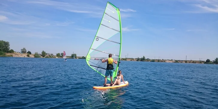 Kurz windsurfingu na Seneckých jazerách a požičanie neoprénu!